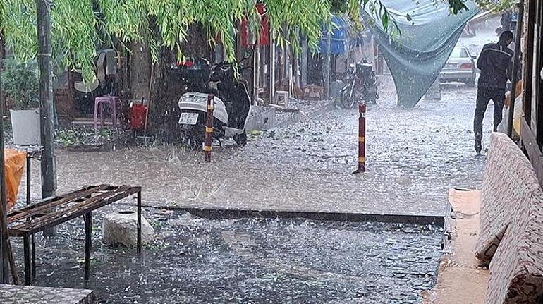 3 ilde sağanak ve dolu şoku! Sokaklar beyaza büründü 4 3 ilde sağanak ve dolu şoku! Sokaklar beyaza büründü