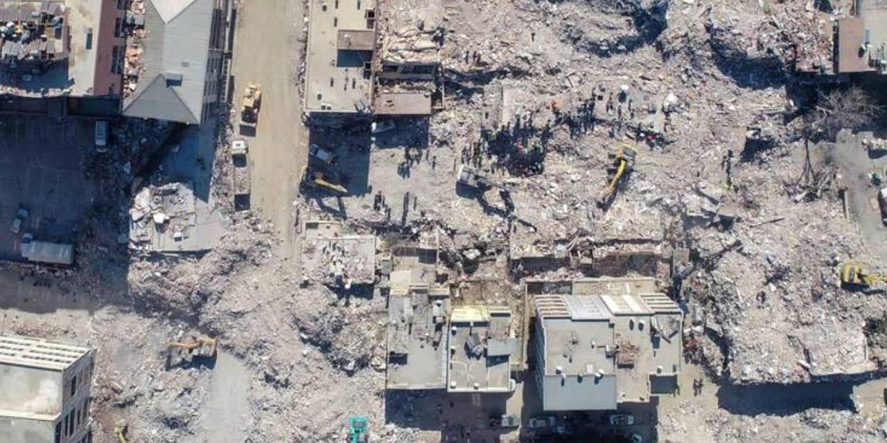 80 Kişinin Hayatını Kaybettiği Deprem Davasında Şok İddia: AKP’li Müteahhit İngiltere’ye Kaçtı!