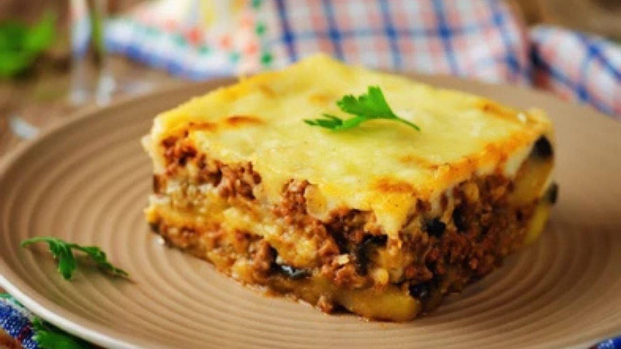 Akşam yemeğine hızlıca hazırlayabileceğiniz pratik lezzet: Patates musakka tarifi