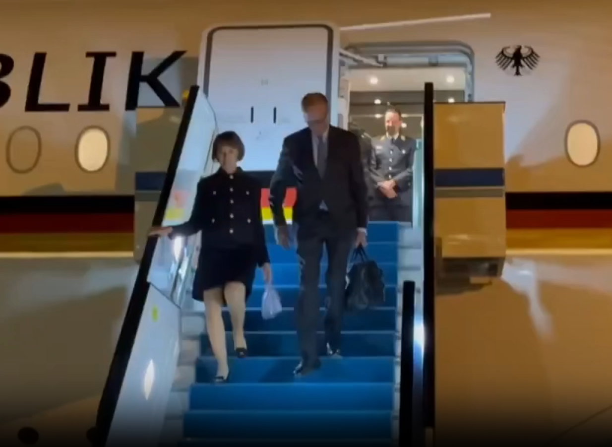 Alman Başbakan, Bavulunda Dizüstü Bilgisayarıyla Türkiye'ye İndi: Gazeteciler Bilet Ücretlerini Kendi Karşıladı 1 Alman Başbakan, Bavulunda Dizüstü Bilgisayarıyla Türkiye'ye İndi: Gazeteciler Bilet Ücretlerini Kendi Karşıladı