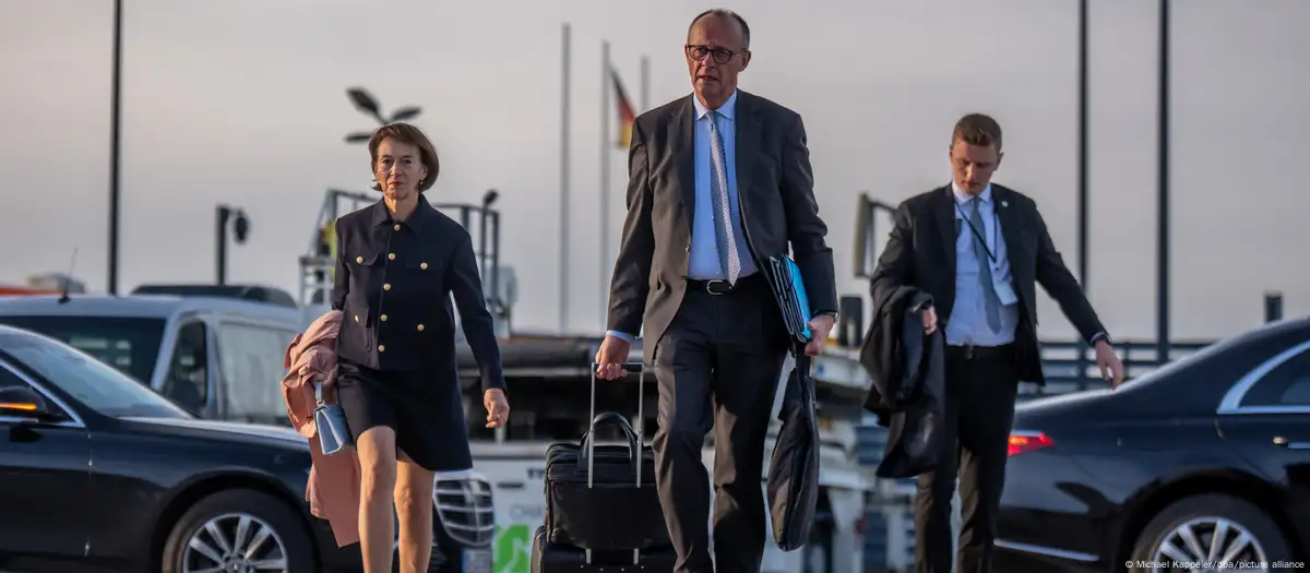 Alman Başbakan, Bavulunda Dizüstü Bilgisayarıyla Türkiye'ye İndi: Gazeteciler Bilet Ücretlerini Kendi Karşıladı 2 Alman Başbakan, Bavulunda Dizüstü Bilgisayarıyla Türkiye'ye İndi: Gazeteciler Bilet Ücretlerini Kendi Karşıladı