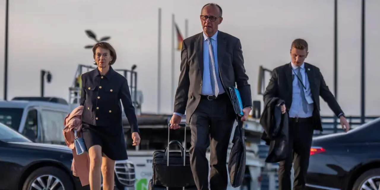 Alman Başbakan, Bavulunda Dizüstü Bilgisayarıyla Türkiye’ye İndi: Gazeteciler Bilet Ücretlerini Kendi Karşıladı