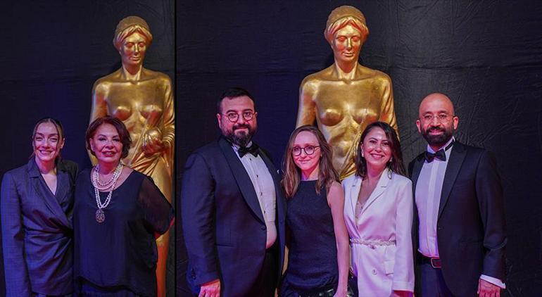 Altın Portakal Film Festivali'nde kırmızı halıda yıldız yağmuru yaşandı 2 Altın Portakal Film Festivali'nde kırmızı halıda yıldız yağmuru yaşandı