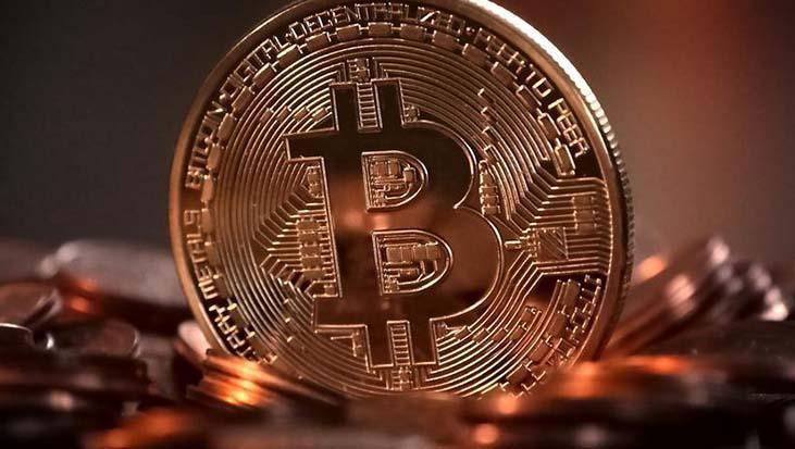 Altın sert düşüş yaşarken Bitcoin neden sakin kaldı? Uzman uyardı: FED öncesi gözler ‘Üçlü örüntüde’