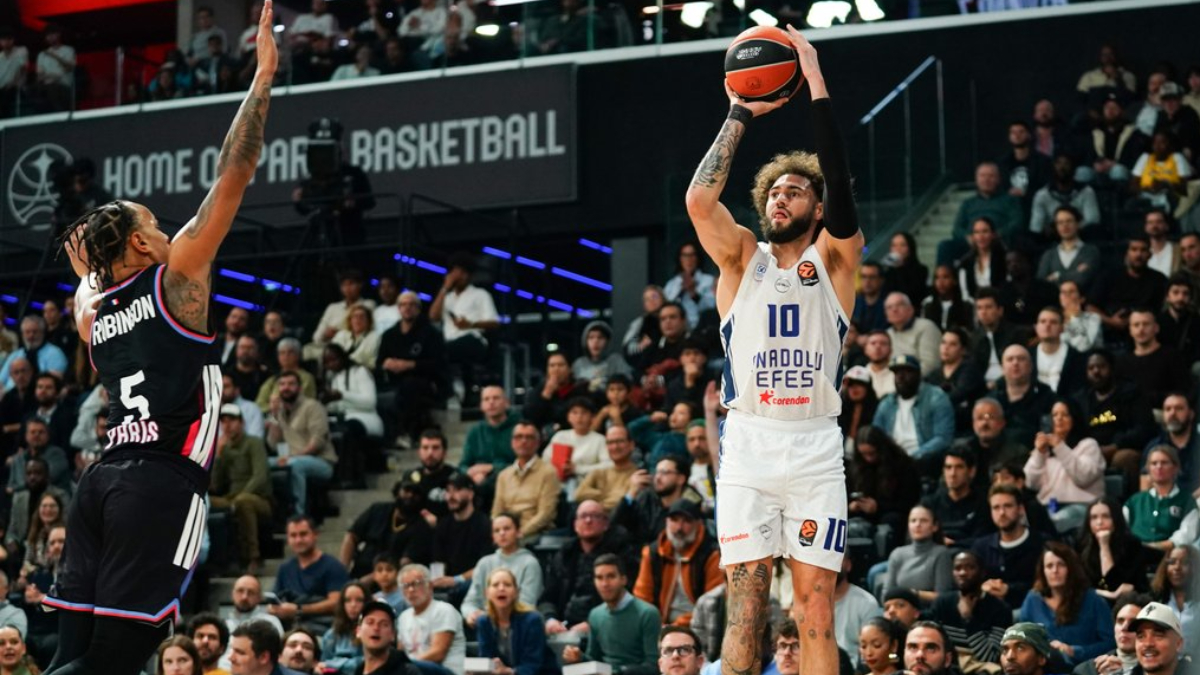 Anadolu Efes deplasmanda Paris’i devirdi