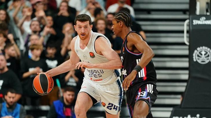 Anadolu Efes EuroLeague’de Paris’i devirdi! 3. galibiyetine ulaştı