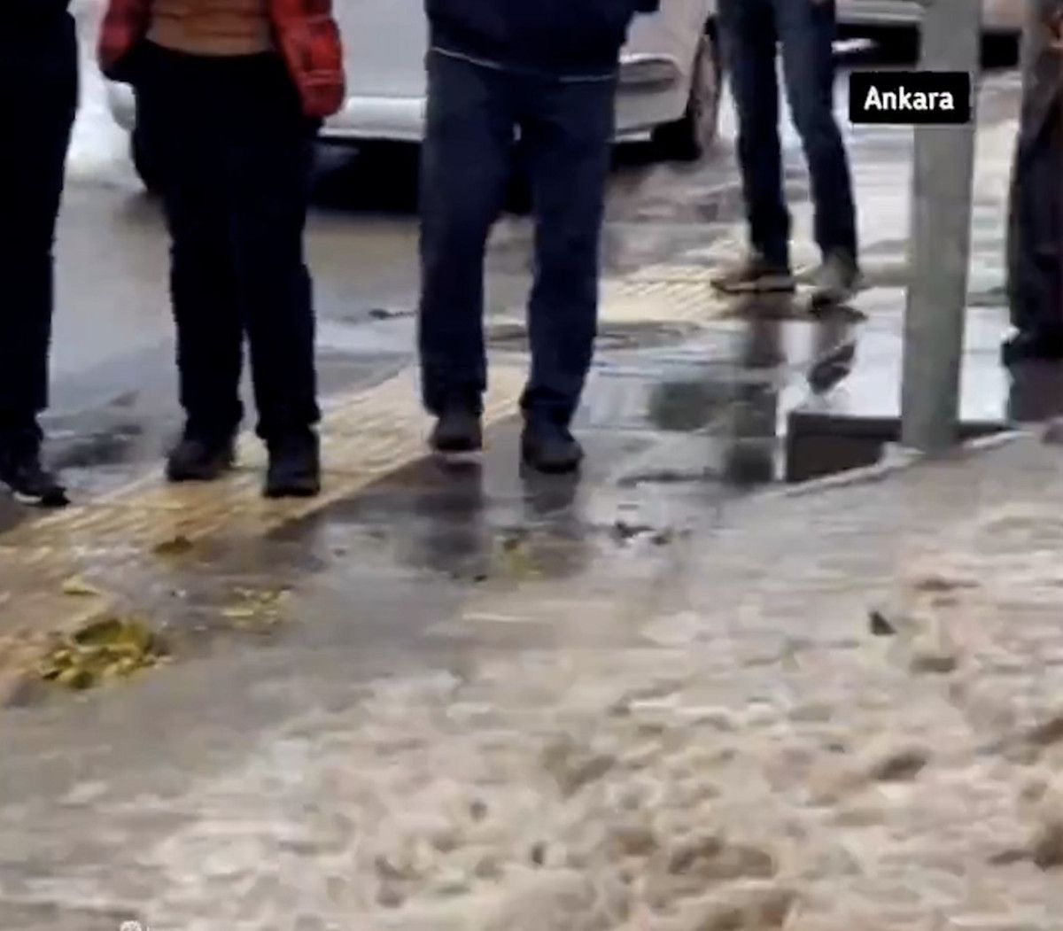 Ankara'da sağanak yağış hayatı felç etti: Sokaklar göle döndü 1 Ankara'da sağanak yağış hayatı felç etti: Sokaklar göle döndü