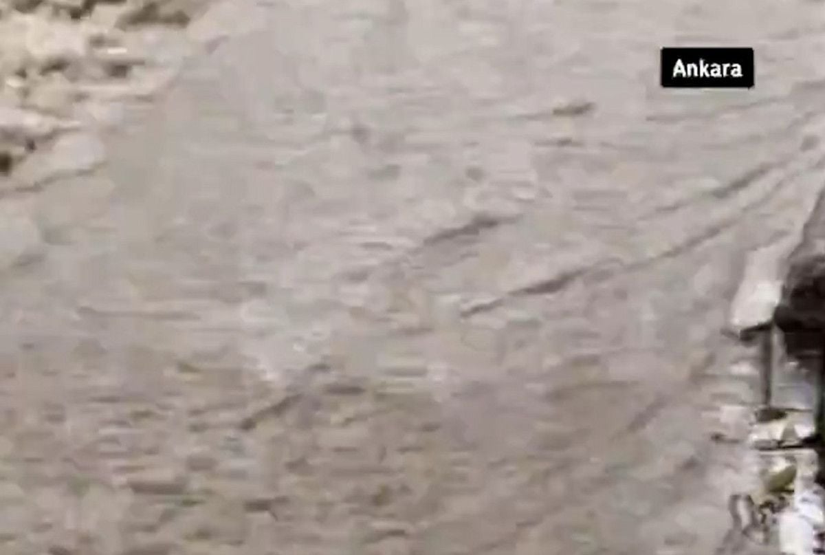 Ankara'da sağanak yağış hayatı felç etti: Sokaklar göle döndü 2 Ankara'da sağanak yağış hayatı felç etti: Sokaklar göle döndü