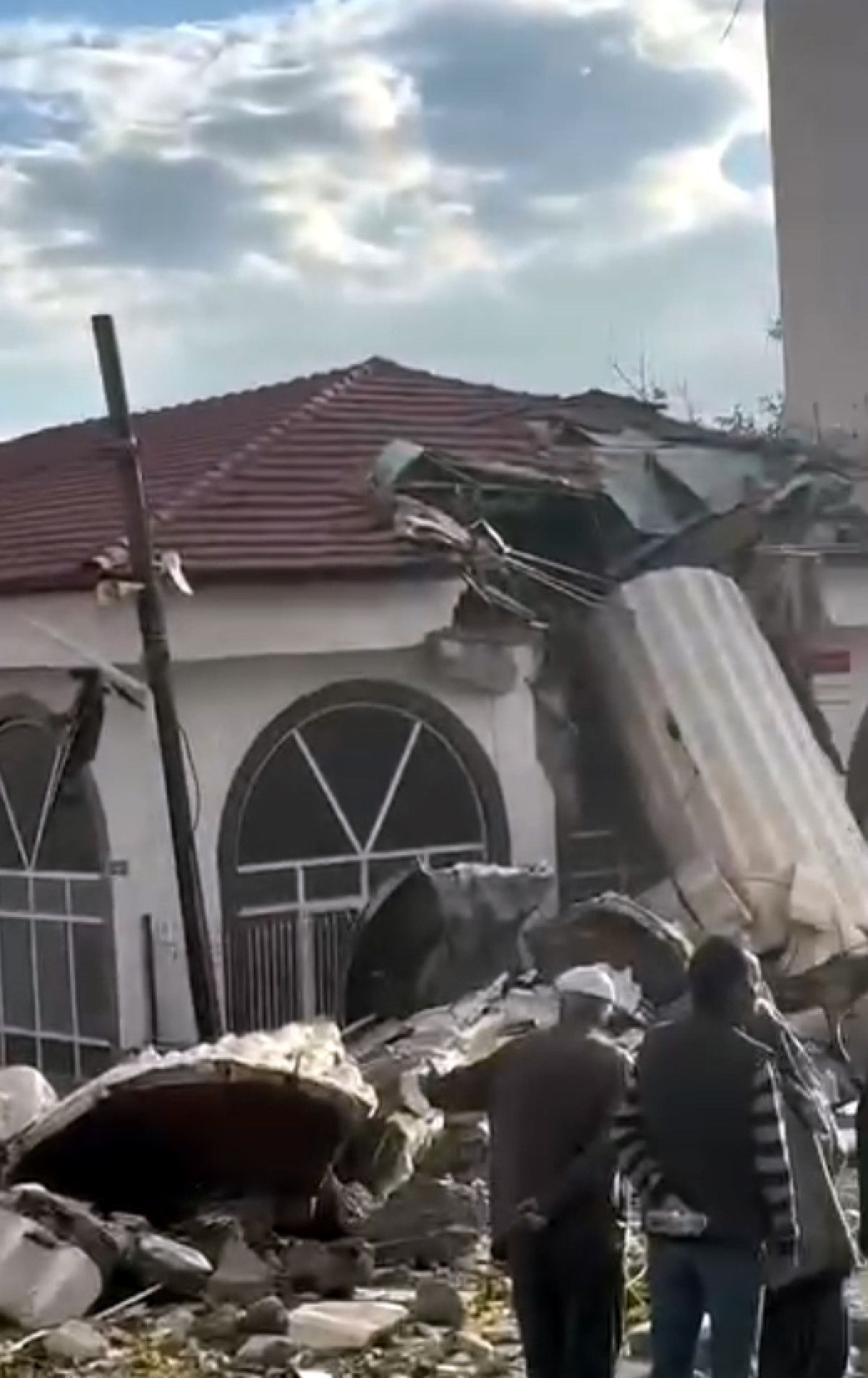 Ankara'da sağanak yağış hayatı felç etti: Sokaklar göle döndü 6 Ankara'da sağanak yağış hayatı felç etti: Sokaklar göle döndü