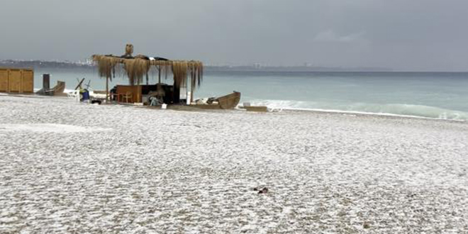 Antalya 15 dakikada kışı yaşadı, Konyaaltı Sahili beyaza büründü