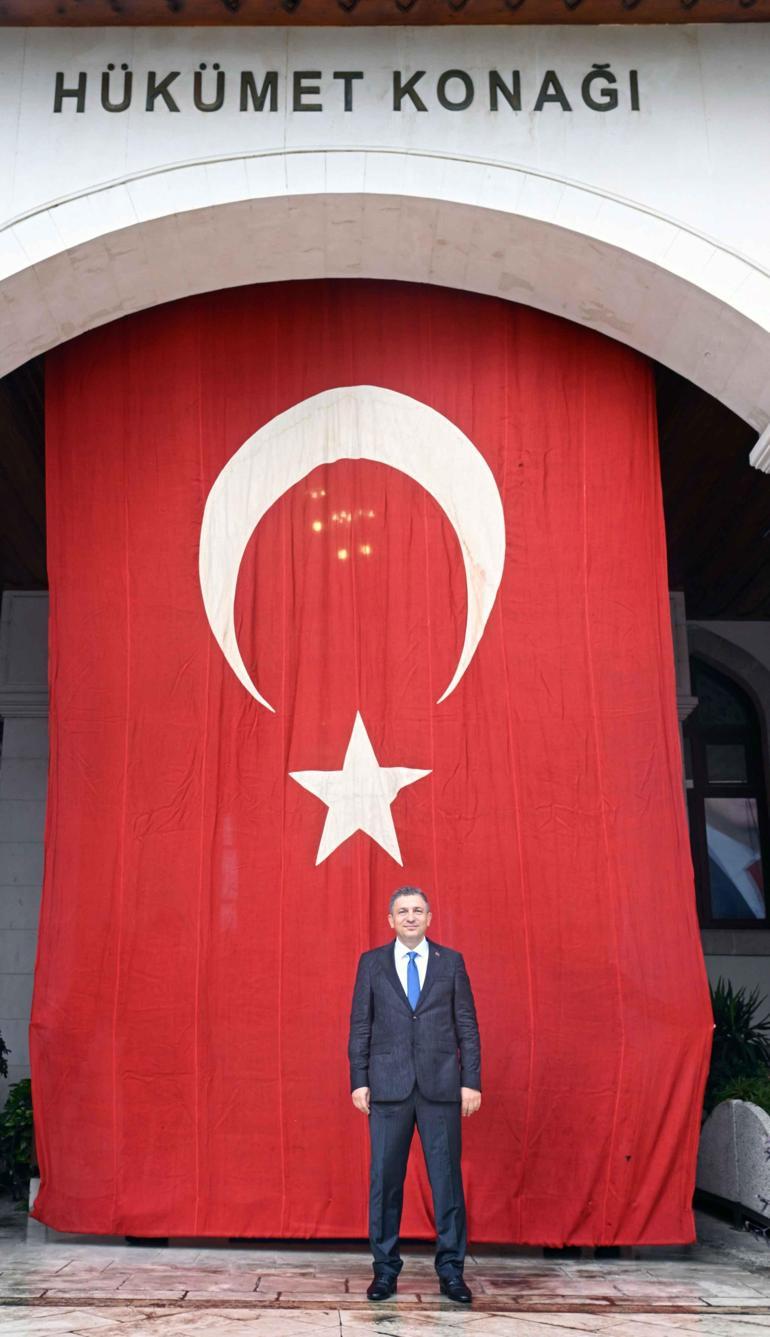 Antalya'da Cumhuriyet Bayramı ilk Türk bayraklarından biriyle kutlanıyor