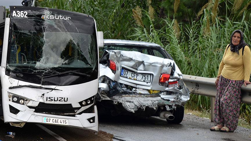 Antalya’da zincirleme kaza! 2 turist yaralandı