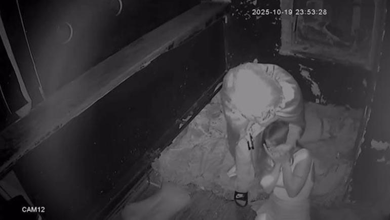 Arkadaşlarıyla gittiği 'korku evi' hayatını kabusa çevirdi! Genç kadın ‘ölmekten korktum’ diyerek anlattı 1 Arkadaşlarıyla gittiği 'korku evi' hayatını kabusa çevirdi! Genç kadın ‘ölmekten korktum’ diyerek anlattı