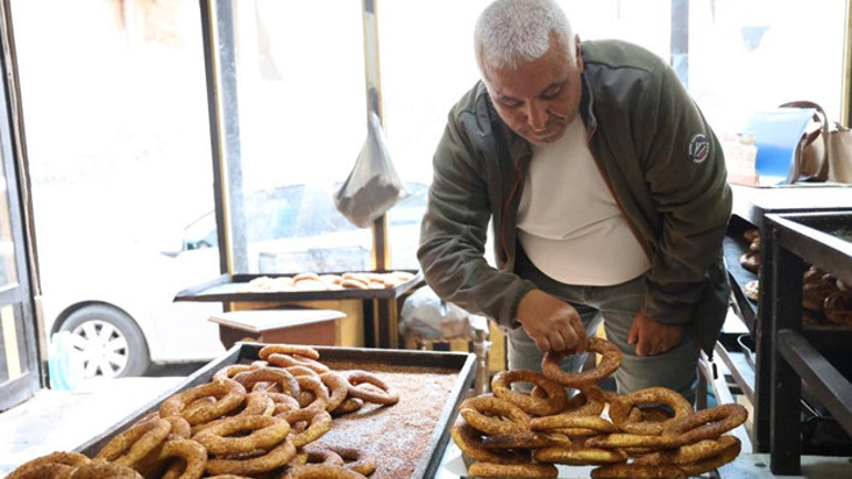 Azmin Zaferi: 20 Yıl Simit Sattı, 49 Yaşında Memur Oldu! 1 Azmin Zaferi: 20 Yıl Simit Sattı, 49 Yaşında Memur Oldu!
