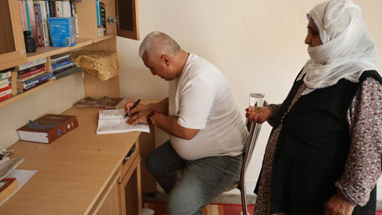 Azmin Zaferi: 20 Yıl Simit Sattı, 49 Yaşında Memur Oldu! 2 Azmin Zaferi: 20 Yıl Simit Sattı, 49 Yaşında Memur Oldu!