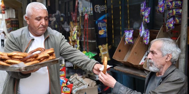 Azmin Zaferi: 20 Yıl Simit Sattı, 49 Yaşında Memur Oldu!