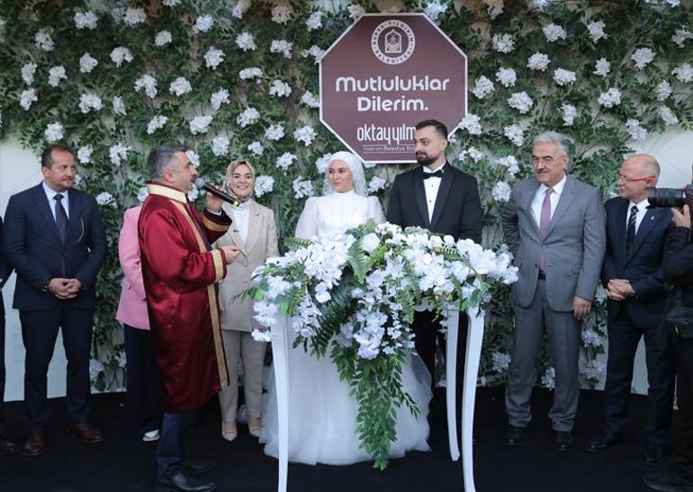 Bakan Göktaş, evlilik kredisi desteğinden faydalanan çiftin nikah şahidi oldu 2 Bakan Göktaş, evlilik kredisi desteğinden faydalanan çiftin nikah şahidi oldu