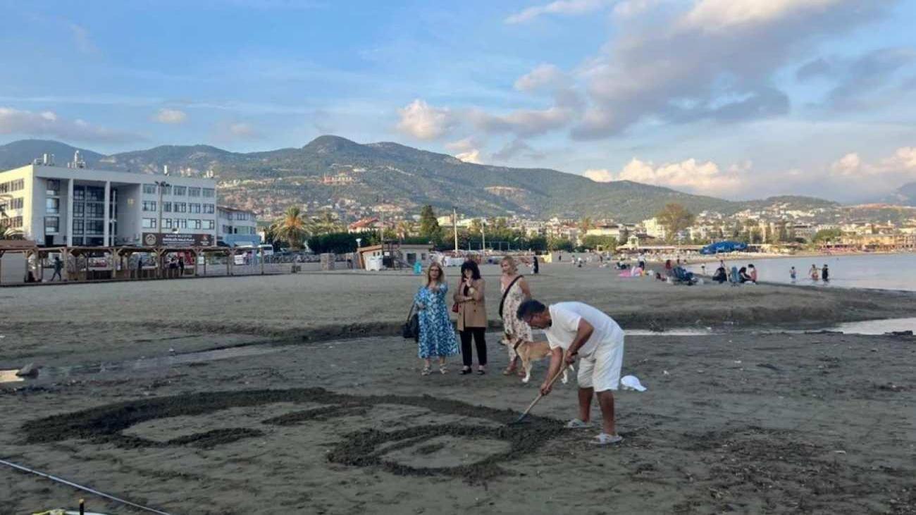 Barış Manço  portresini kumlara işledi! Gören herkes büyülendi