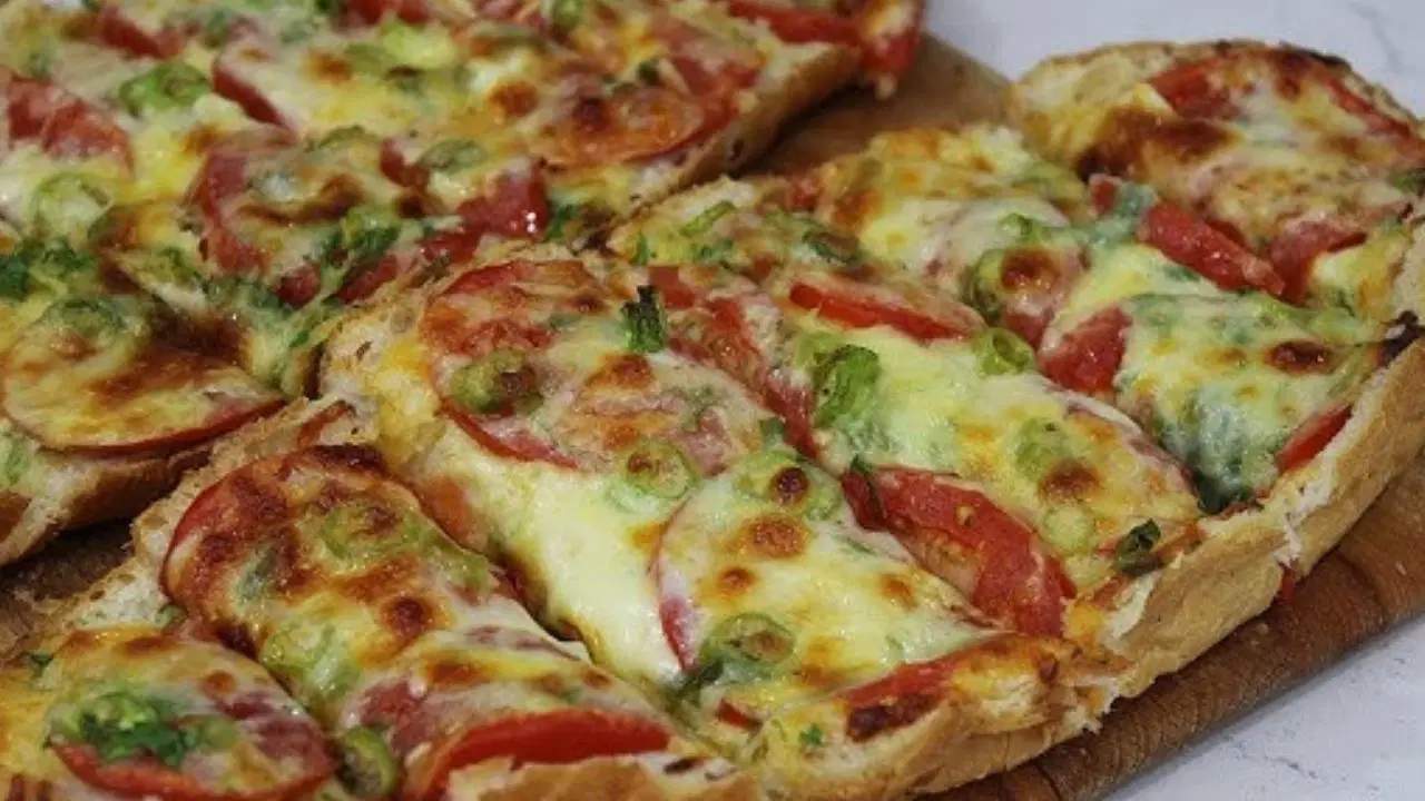 Bayat ekmekleri değerlendirmenin en lezzetli yolu: Ev yapımı pizza