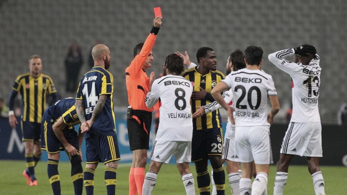 Beşiktaş ile Fenerbahçe arasındaki son 50 derbide 34 kırmızı kart çıktı