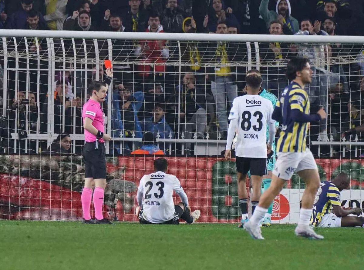 Beşiktaş ile Fenerbahçe arasındaki son 50 derbide 34 kırmızı kart çıktı