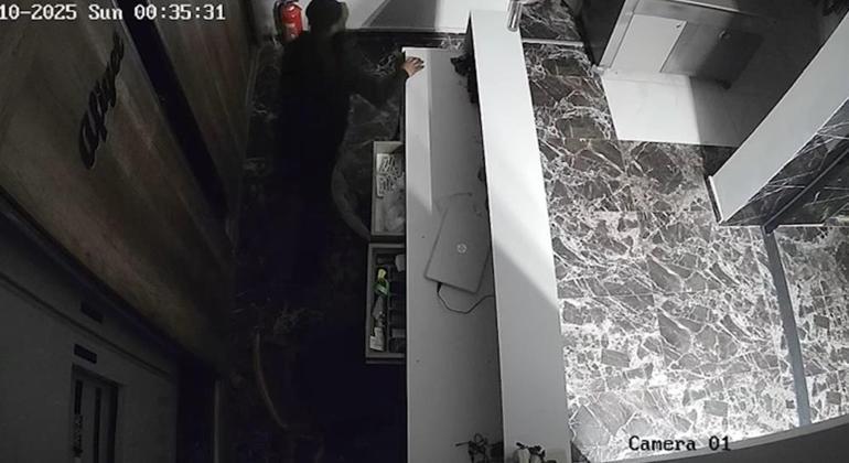 Bir ilçe bu adamın peşinde! Mahalleli diken üstünde: El feneriyle arıyoruz