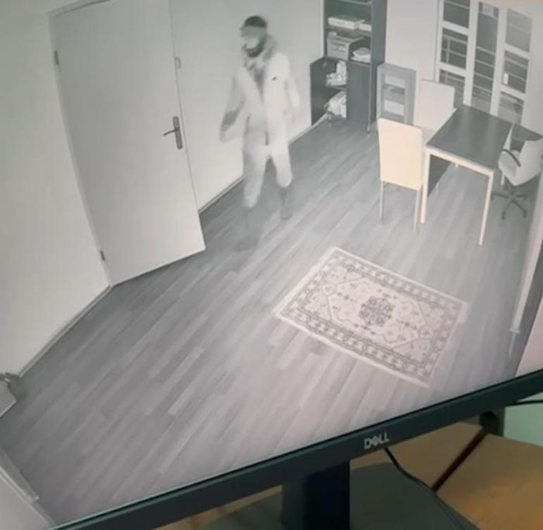 Bir ilçe bu adamın peşinde! Mahalleli diken üstünde: El feneriyle arıyoruz