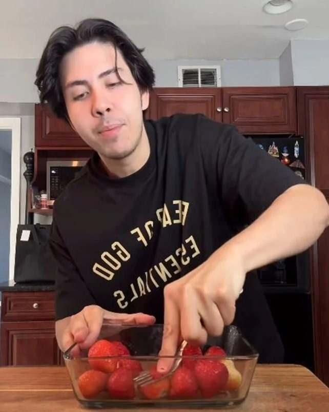 Bir oturuşta yarım kilo dondurma bitiriyordu! Uyguladığı 3 yöntemle 45 kilo verdi