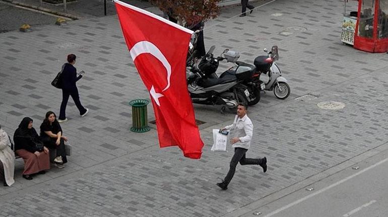Bu bayrak yere düşmez! Herkesi duygulandıran sosyal deney 1 Bu bayrak yere düşmez! Herkesi duygulandıran sosyal deney