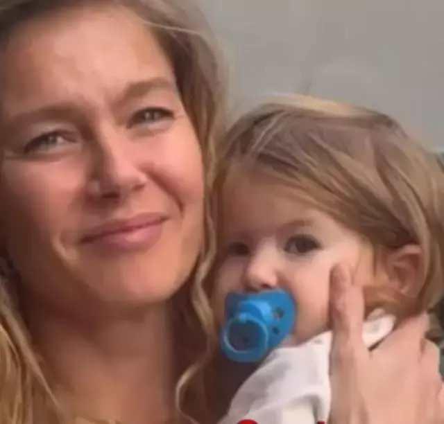 Burcu Biricik kızıyla Etiler’de! Anne-kız benzerliği şaşırttı