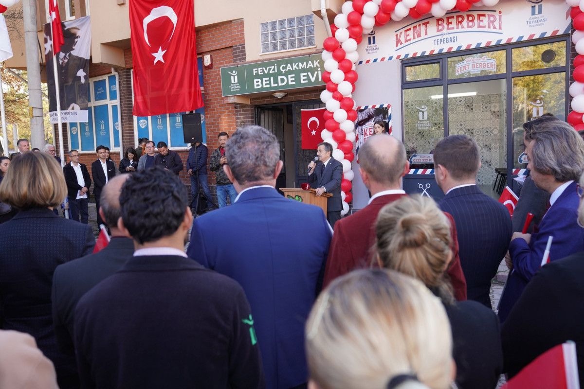 CHP'li Tepebaşı Belediyesi, Türkiye'nin ilk 'Kent Berberi'ni açtı