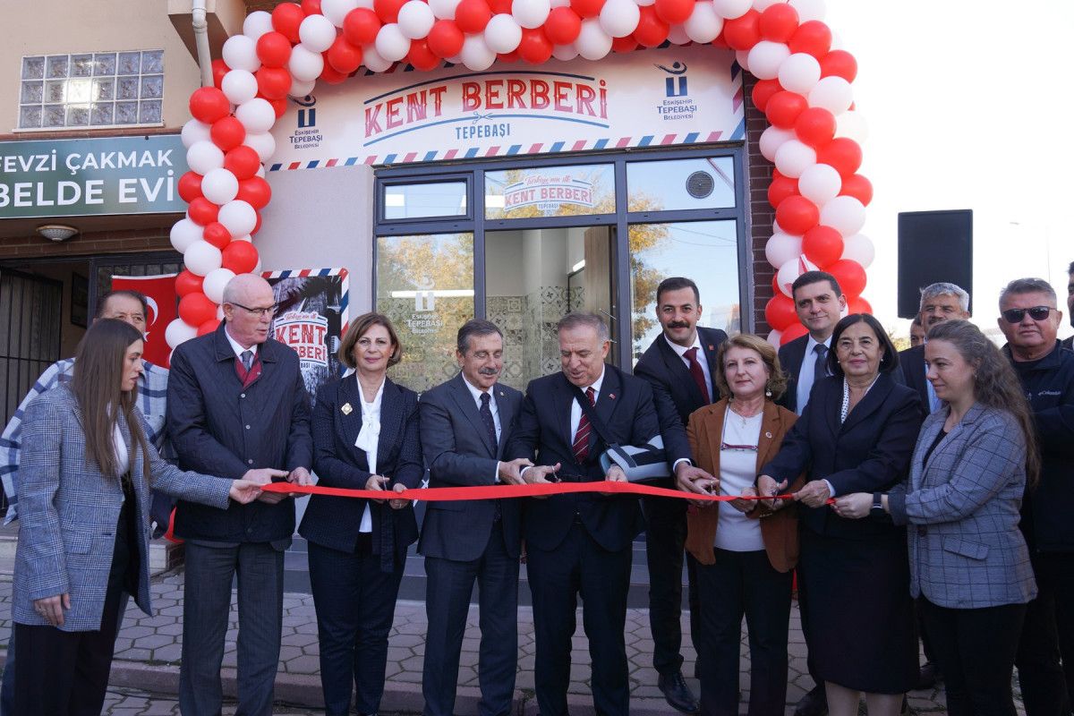 CHP'li Tepebaşı Belediyesi, Türkiye'nin ilk 'Kent Berberi'ni açtı