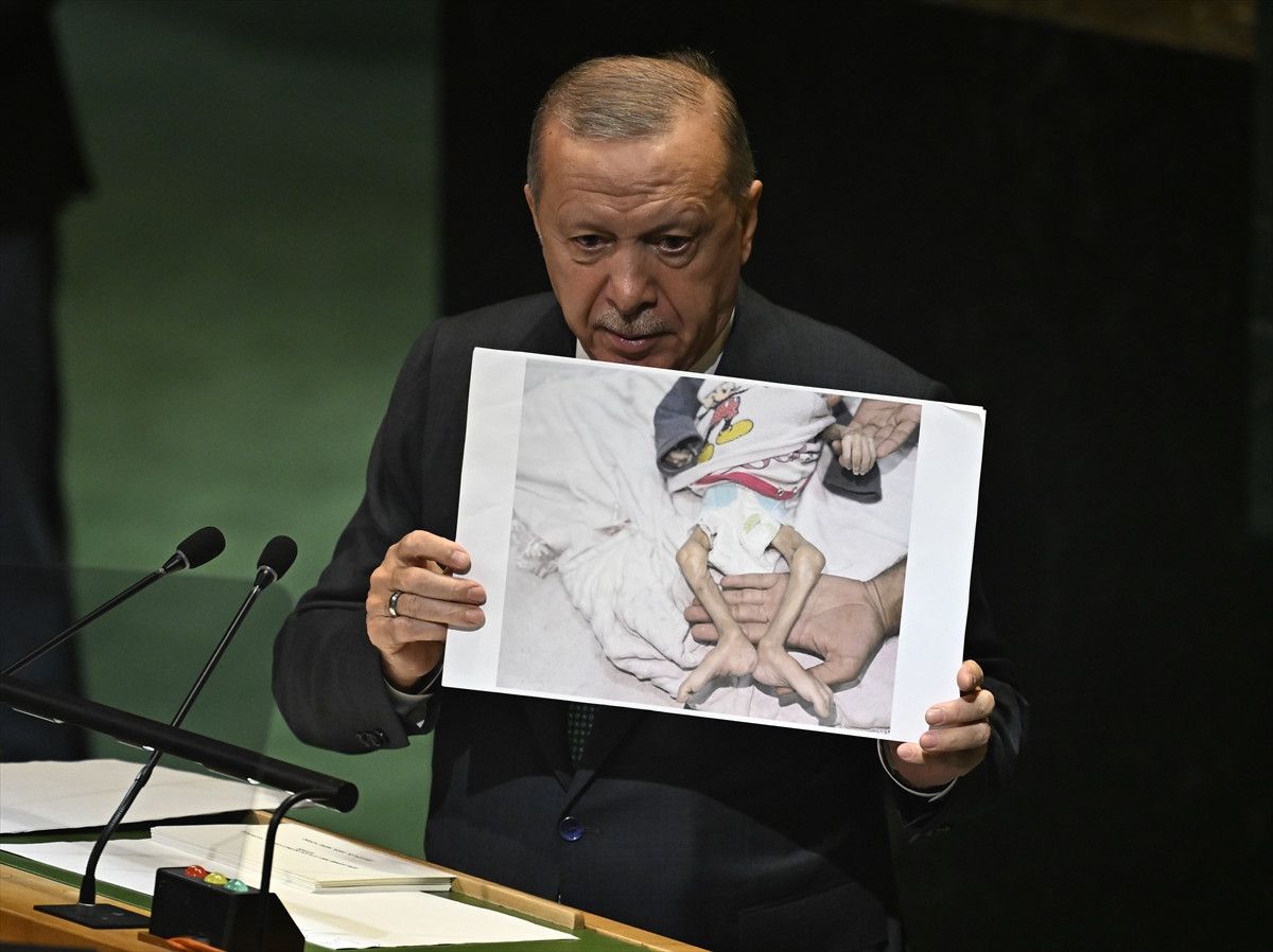 Cumhurbaşkanı Erdoğan, BM’de Foto Muhabire Ödül Verdi 3 Cumhurbaşkanı Erdoğan, BM’de Foto Muhabire Ödül Verdi