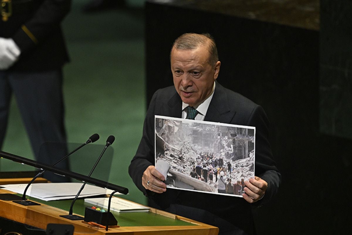 Cumhurbaşkanı Erdoğan, BM’de Foto Muhabire Ödül Verdi 4 Cumhurbaşkanı Erdoğan, BM’de Foto Muhabire Ödül Verdi