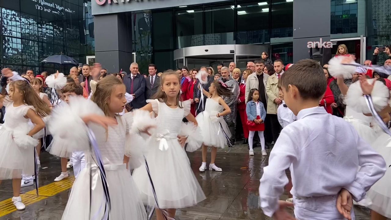 Cumhuriyet Bayramı coşkusu yağmur tanımadı! Yurttaşlar akın etti 2 Cumhuriyet Bayramı coşkusu yağmur tanımadı! Yurttaşlar akın etti