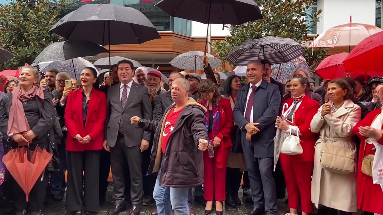 Cumhuriyet Bayramı coşkusu yağmur tanımadı! Yurttaşlar akın etti 3 Cumhuriyet Bayramı coşkusu yağmur tanımadı! Yurttaşlar akın etti