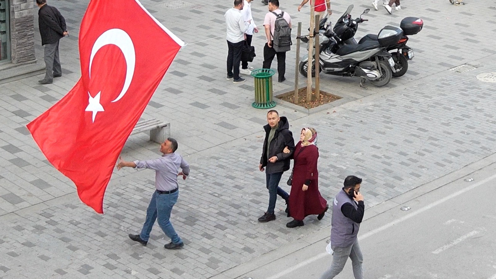 Cumhuriyetin 102. yılına özel sosyal deney: Bayrak sevgisi kalpleri ısıttı!