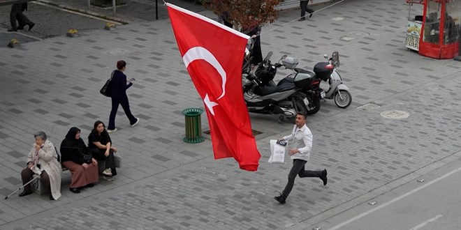 Cumhuriyetin 102. yılına özel sosyal deney: Bayrak sevgisi kalpleri ısıttı!