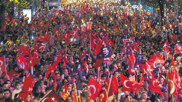 Cumhuriyet’in Işığında Parlayan Gece: Yeniden Doğuşun Hikayesi