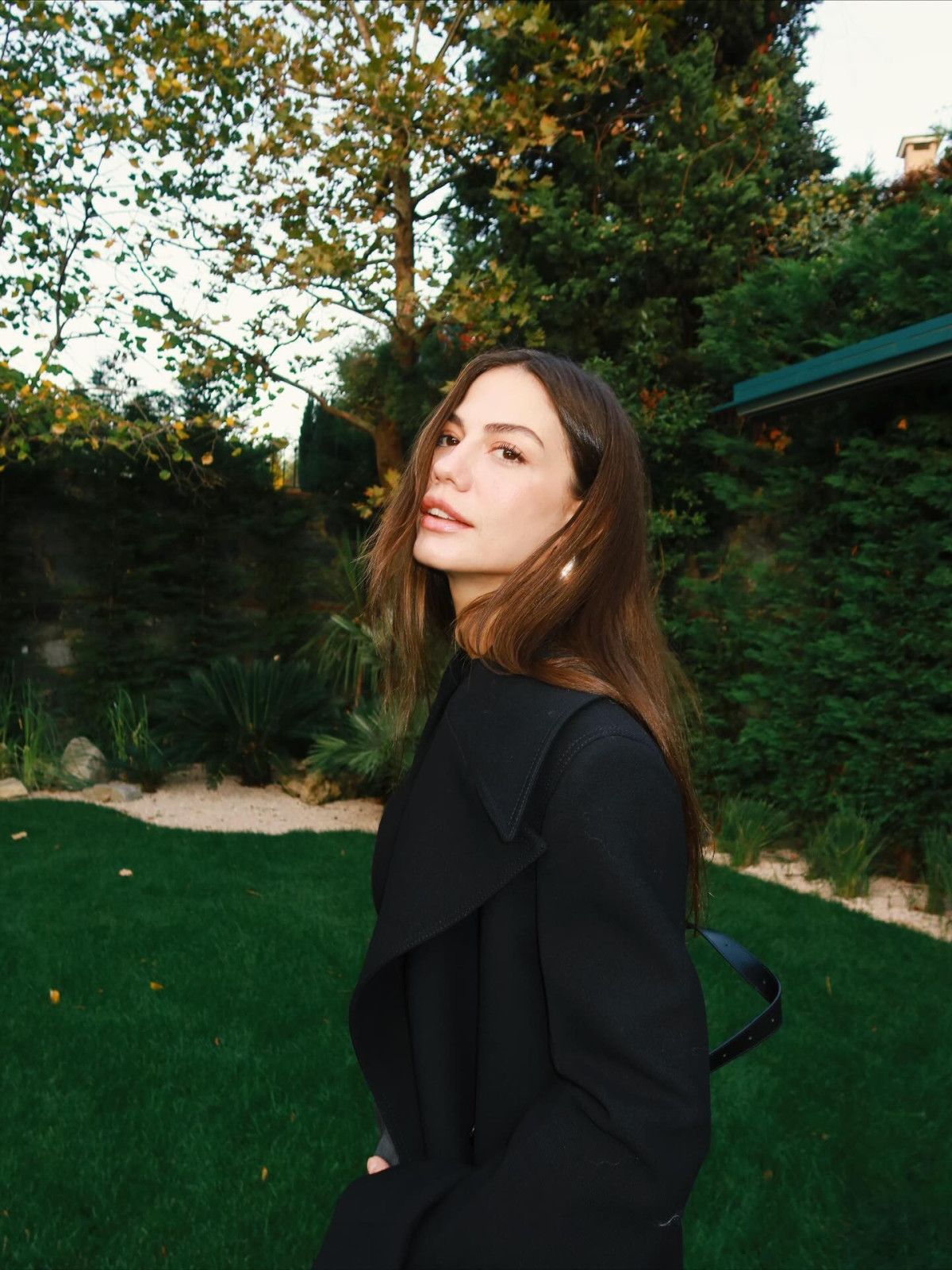 Demet Özdemir'in Yeni Pozları: Takipçileri Hayran Kaldı! 2 Demet Özdemir'in Yeni Pozları: Takipçileri Hayran Kaldı!