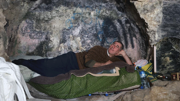 Depremden sonra mağarada yaşamaya başladı! Gelen tebligatla planları değişti