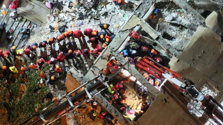 Dilaranın Yüreği Dağılan Sorusuyla Yürekleri Kanuşan Bir Trajedi: Gebze'de Çöken Binada Ailesini Kaybeden Bir Genç Kızın Hikayesi