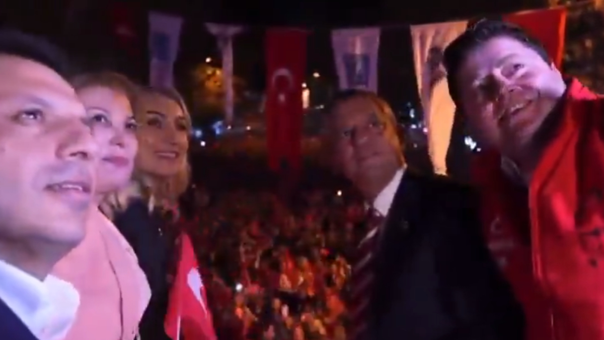Dilek İmamoğlu ve Özgür Özel’in Zafer İşaretiyle Dolu Eğlenceli Anları