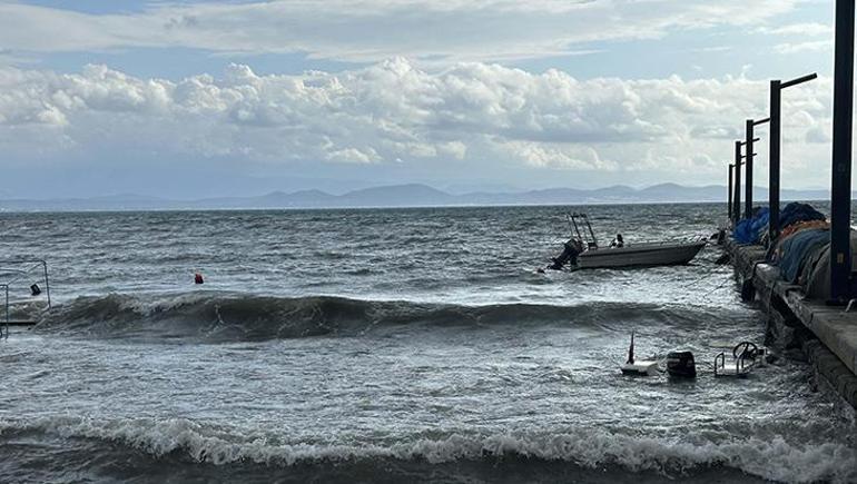 Edremit Körfezi’nde lodos kabusu! Tekneler batıp sahile sürüklendi: Gece boyunca sürecek 1 Edremit Körfezi’nde lodos kabusu! Tekneler batıp sahile sürüklendi: Gece boyunca sürecek