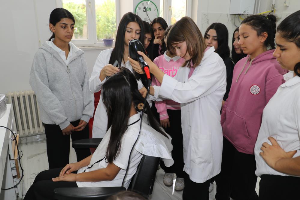 Eğitimde Yeni Bir Dönem: Lisede Hem Meslek Hem Gelir! 1 Eğitimde Yeni Bir Dönem: Lisede Hem Meslek Hem Gelir!