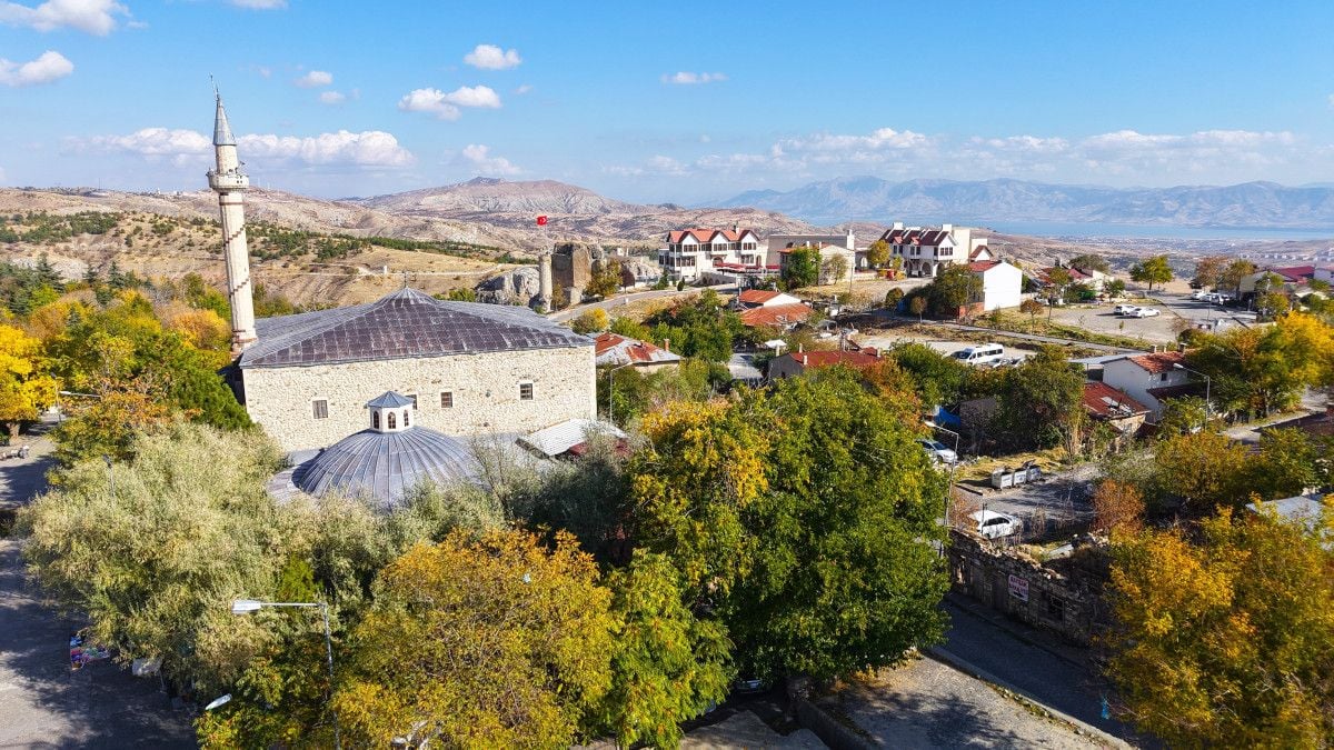 Elazığ'ın 4 Bin Yıllık Mahallesi Sonbaharda Eşsiz Manzarasıyla Büyülüyor