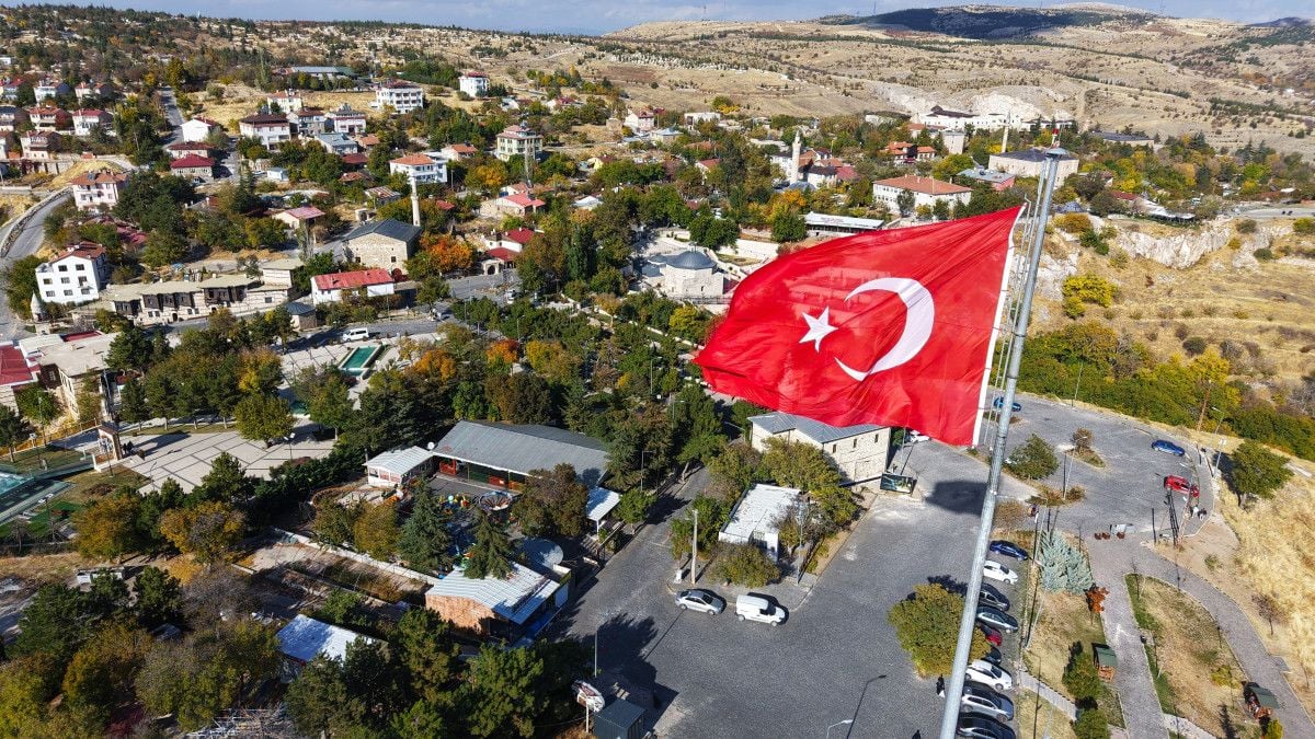 Elazığ'ın 4 Bin Yıllık Mahallesi Sonbaharda Eşsiz Manzarasıyla Büyülüyor