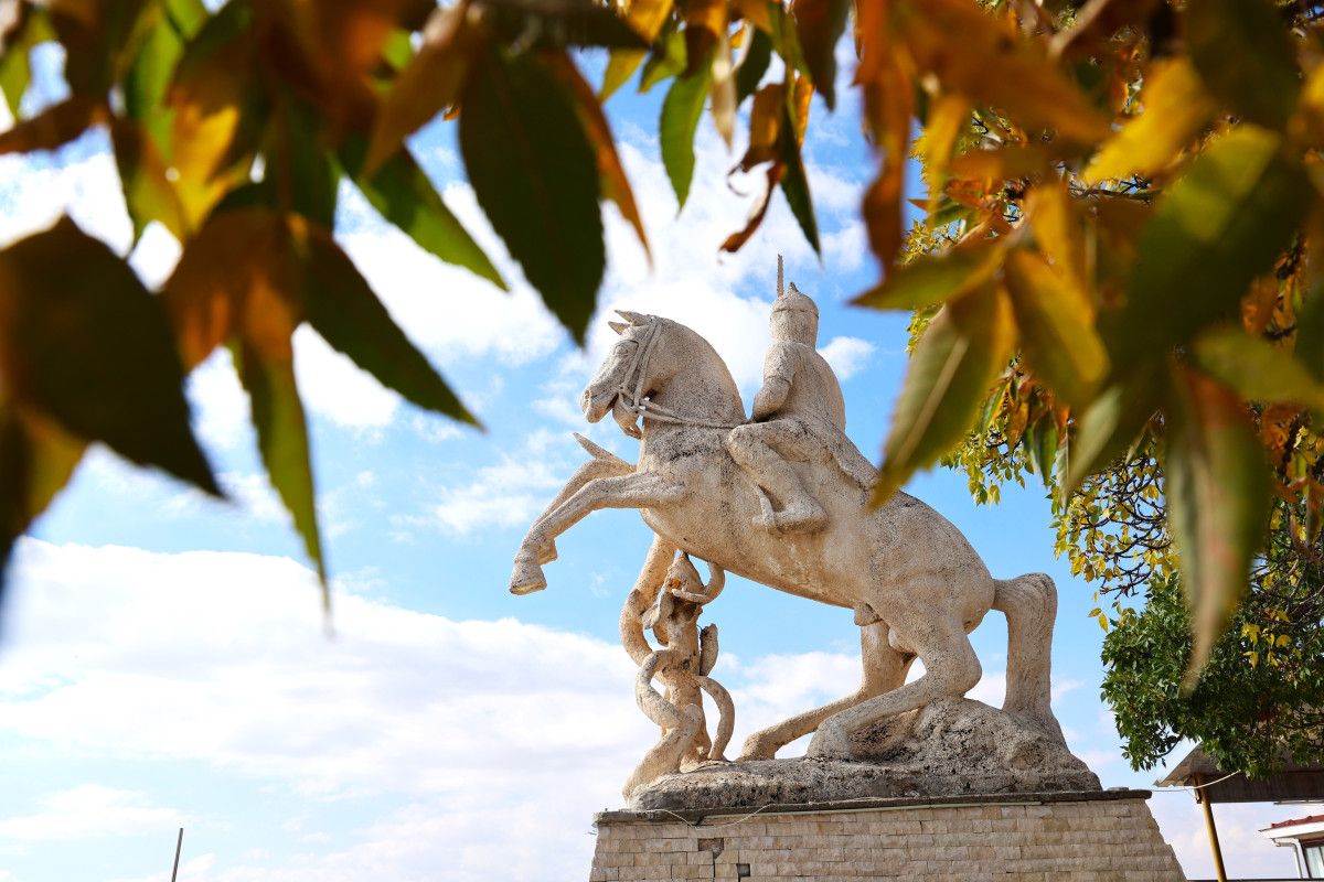 Elazığ'ın 4 Bin Yıllık Mahallesi Sonbaharda Eşsiz Manzarasıyla Büyülüyor