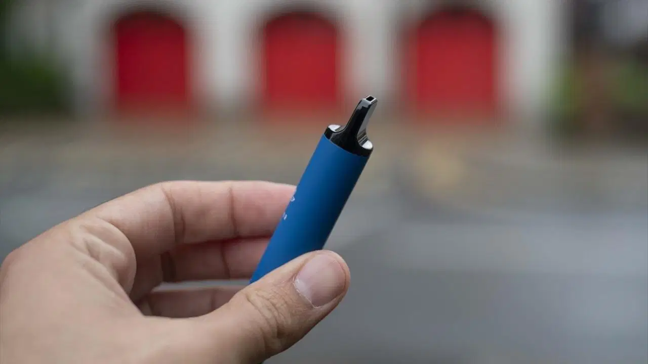 Elektronik sigara, sigara içmeyen gençleri hedef alıyor