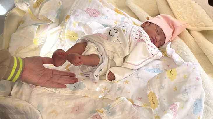 Elsiz ve ayaksız doğma ihtimali vardı! Anne karnında operasyon